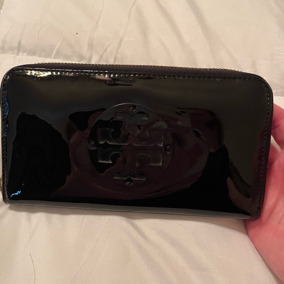 Tory Burch Patent Leather Wallet Black - Picture 3 of 13